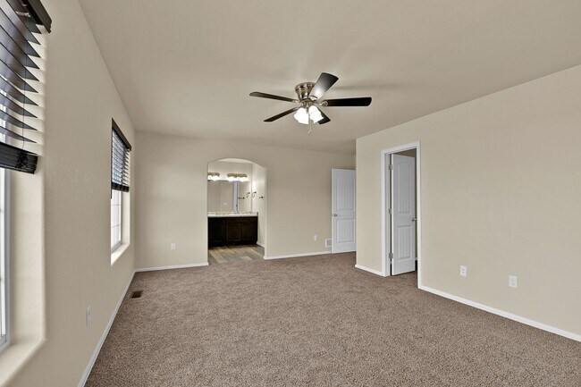 Building Photo - Move-In Ready Townhome with Luxury Finishe...