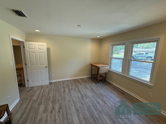 Building Photo - Nice 5 bedroom , 3 bath home located in Mobile.  All approved applications are subject to an 18-m...