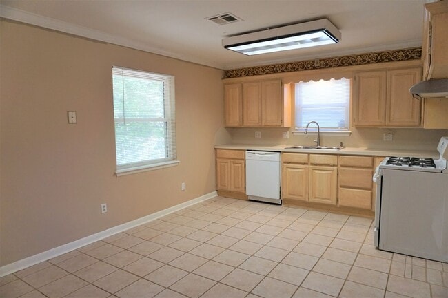 Building Photo - 1813 Hardy Dr