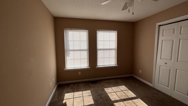 Building Photo - 807 Folmar St