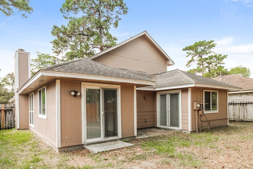 Building Photo - 20030 River Brook Dr