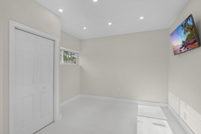 Building Photo - 724 NE 2nd St