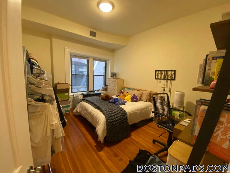 Building Photo - 1463 Beacon St