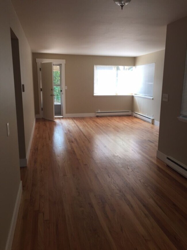 Building Photo - Ballard-Fremont Duplex: Comfortable Living...
