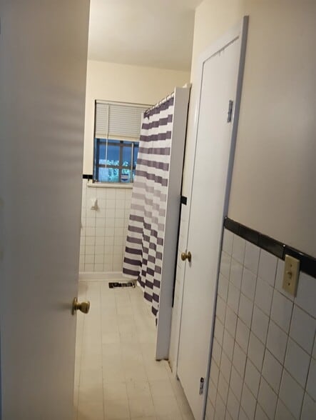 Full Bath #1 - 3807 15th Ave