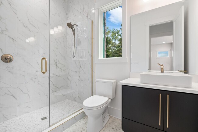 Building Photo - Custom 5 bedroom, 5 bathroom home with Woo...