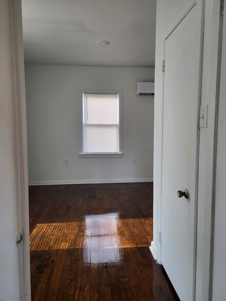 Building Photo - 1000 N Poplar St