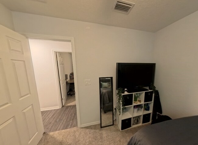 Building Photo - "Charming 3-Bed, 2-Bath Home Oasis in Jacksonville's Heart!"