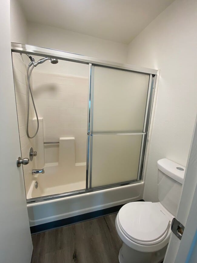 Building Photo - Gorgeous Condo W/ Dishwasher & In Unit W/D!