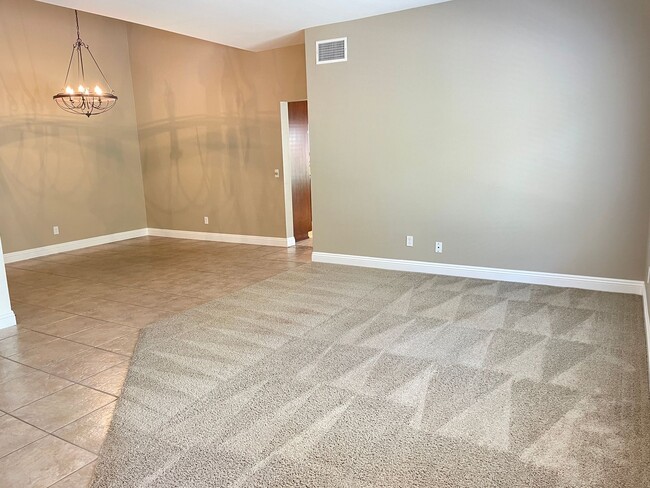 Building Photo - Picture Perfect Summerhill Home!