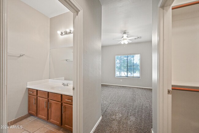 Building Photo - 2600 E Springfield Pl