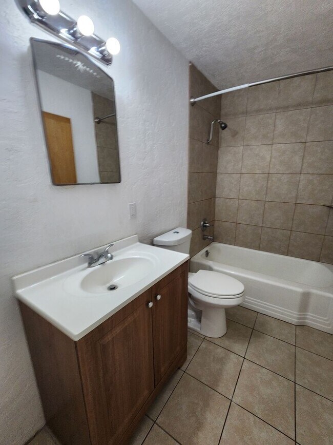 Building Photo - 3 Bedroom 2 Bathroom