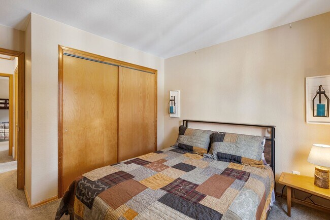 Building Photo - 3 Bed 2 Bath Fully Furnished in Woodland Park