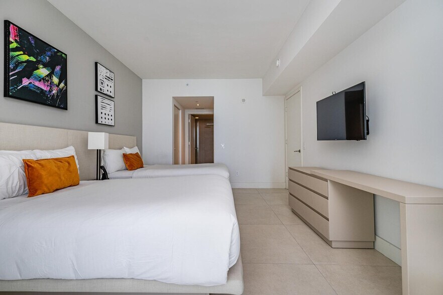 Building Photo - 4011 S Ocean Dr