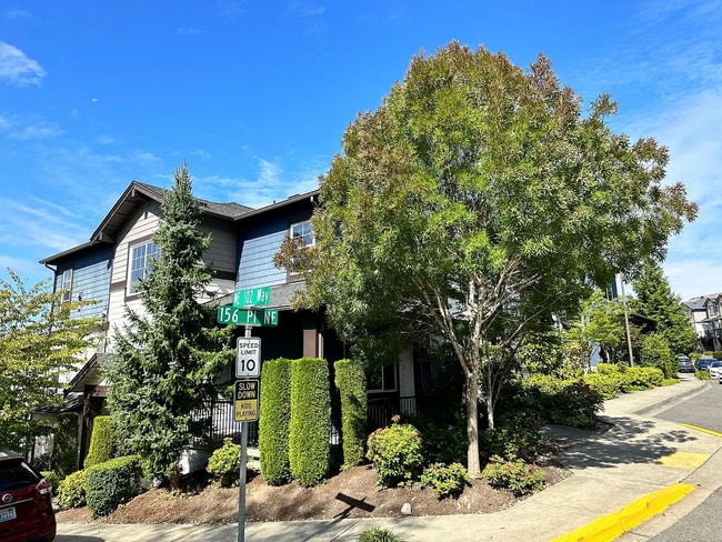 Building Photo - Bright & Modern 3BR Redmond End-Unit Townh...