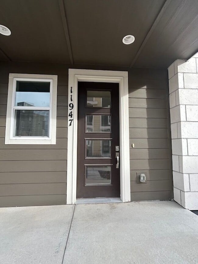 Building Photo - Beautiful 2 Bed + Office + 2.5 Bath home i...