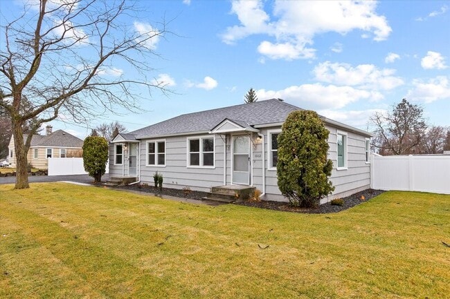 Building Photo - 10112 E Broadway Ave