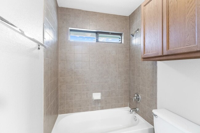 Building Photo - 3 Bedroom2.5 Bath The Plaza Subdivision
