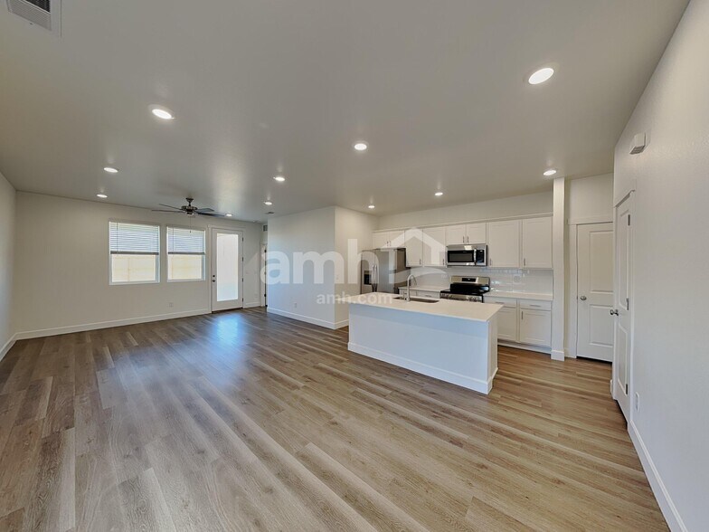 Building Photo - 13937 E 101st Ave