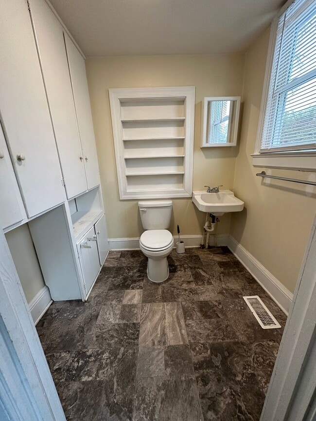 Building Photo - Charming and Spacious 2-Bedroom, 2-Bathroom Rental in Henderson, NC