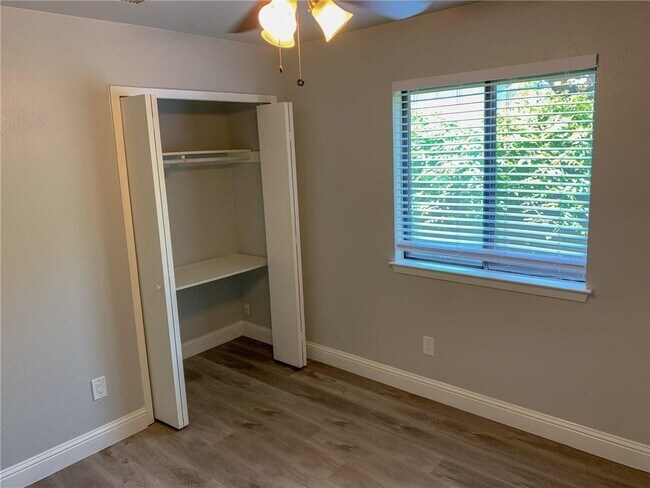 Building Photo - 1604 Holstein Dr