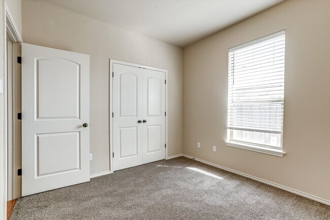 Building Photo - AVAILABLE NOW! Beautiful 3 Bedroom Townhome Located in Georgetown, TX!