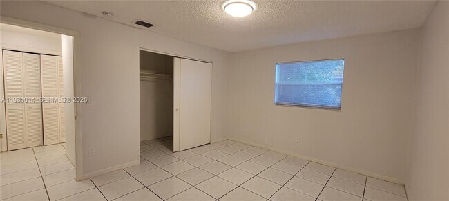 Building Photo - 4621 SW 33rd Ave