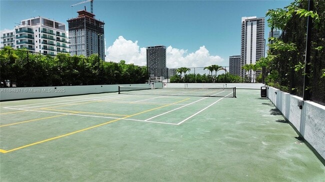 Building Photo - 700 NE 24th St