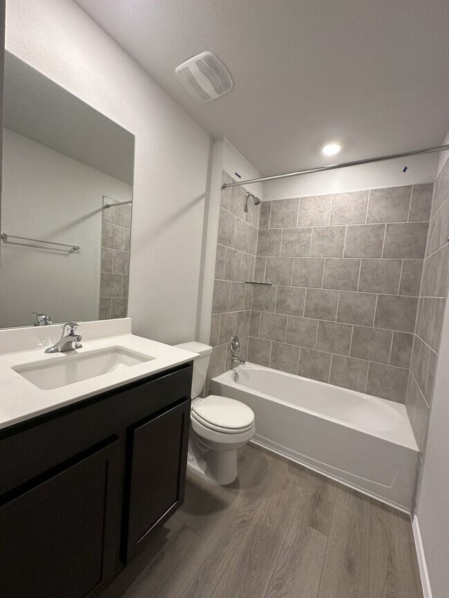 Building Photo - One Year Young 3 Br/2 Ba Home in the Clear...