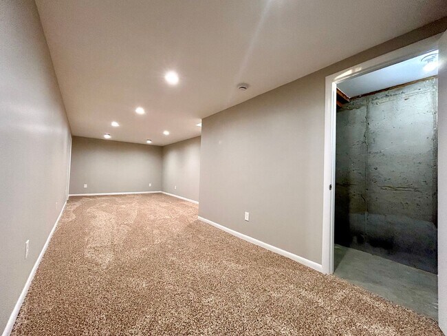 Building Photo - Ivanrest 3689-3695