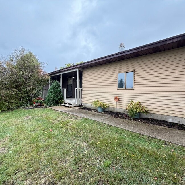 Primary Photo - Spacious two Bedroom Quad-Level Home for R...