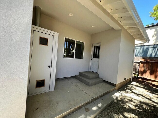 Building Photo - Gorgeous 2 bedroom rental