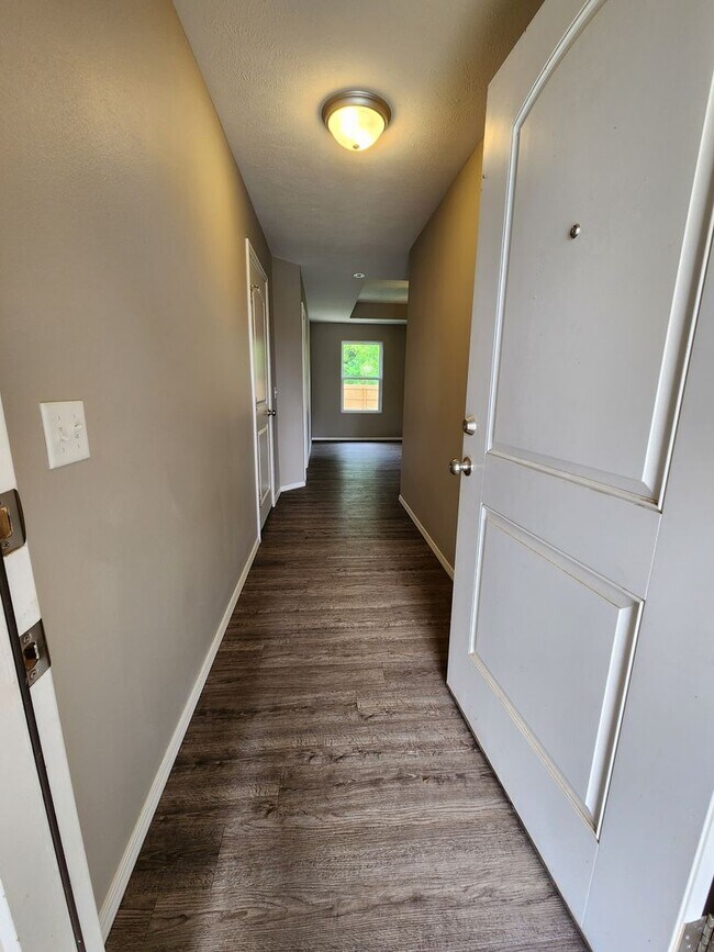 Building Photo - Spacious 3-Bedroom, 2-Bathroom Home AVAILA...