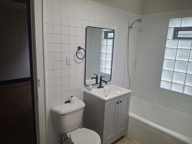 Building Photo - 306 N 71st St