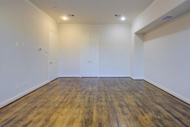 Building Photo - 9627 Fannin Station W