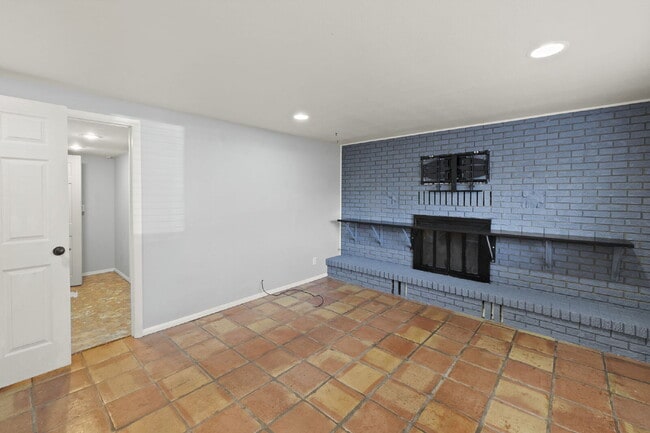 Building Photo - Spacious Split-Level Home with Beautiful Kitchen, Large Deck, and Fully Fenced Yard