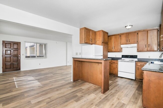 Building Photo - SPACIOUS 2BD/1.5BA TOP FLOOR UNIT IN THE H...