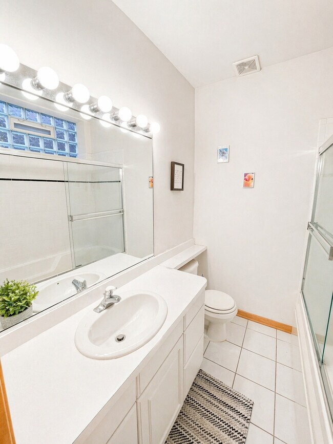 Building Photo - 4237 N Kenmore Ave