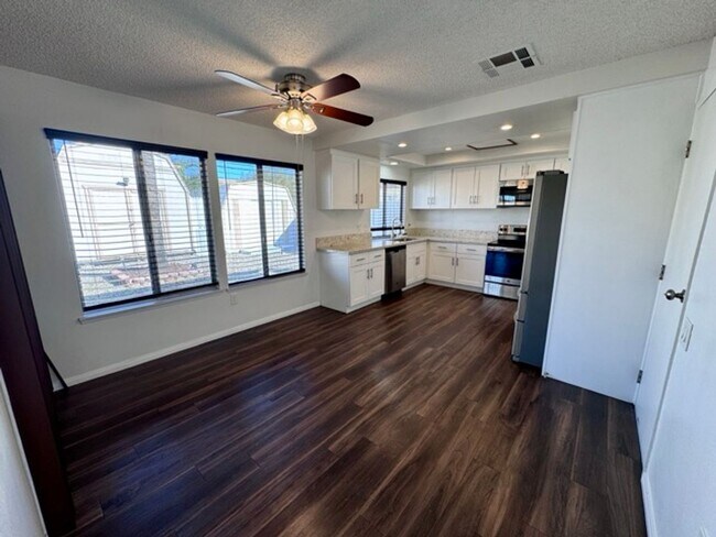 Building Photo - COMING SOON 55+ Community 2 bedroom 2 bathroom Home for Lease in Sun City