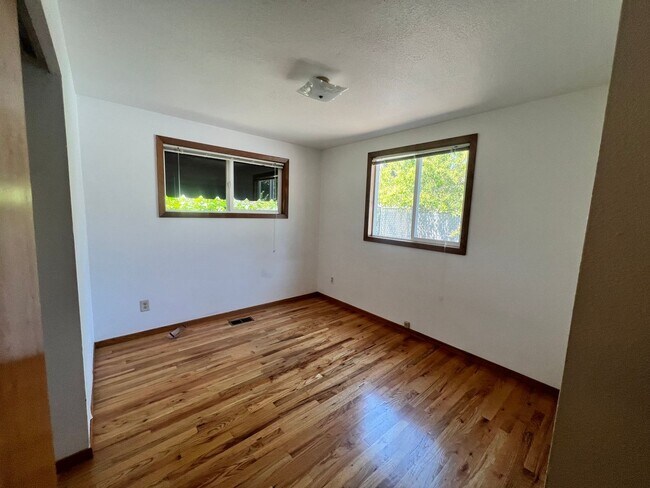 Building Photo - 3 Bedroom, 1 bath House in NW Corvallis of off Circle Blvd