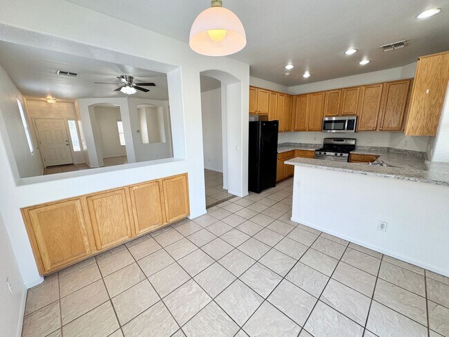 Building Photo - 4 Bedroom/2 Bath Single Level Home In Avondale! Golf Course Lot