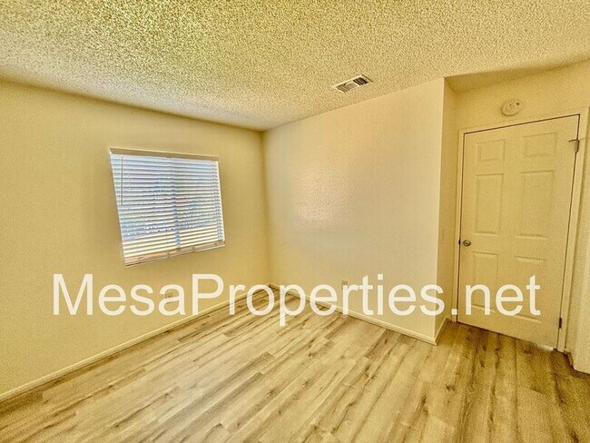 Building Photo - 11321 Oakwood Dr