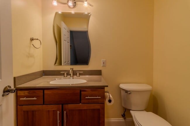 Building Photo - Modern Living Meets Cozy Charm