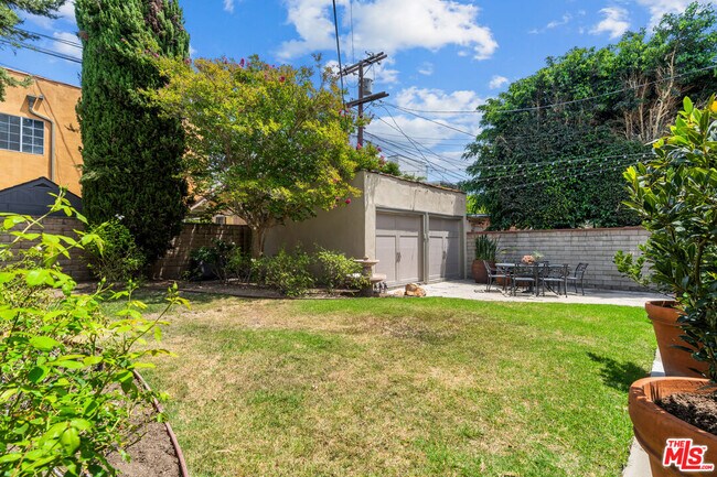 Building Photo - 830 N Orange Dr