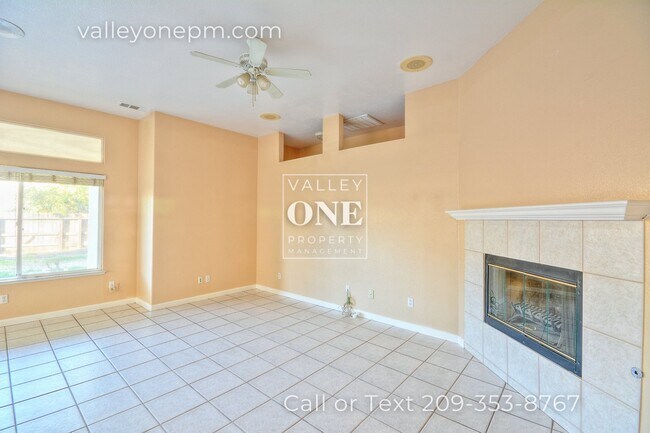 Building Photo - Charming 4 bedroom, 2 bath single story ho...