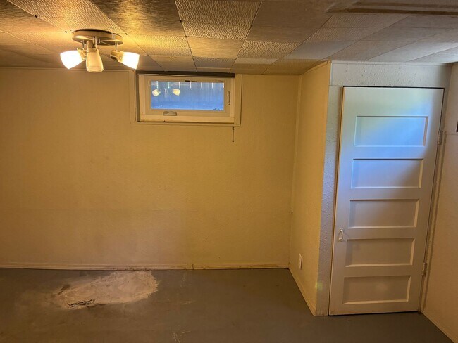 Building Photo - 2 bedroom, 1 bath cottage in the heart of ...