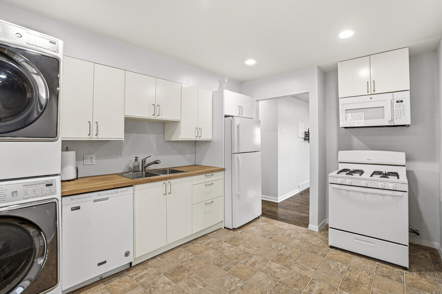 Building Photo - 3316 E Bottsford Ave