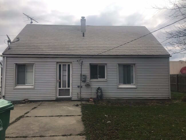 Building Photo - 3 bedroom Bungalow for lease in Eastpointe...