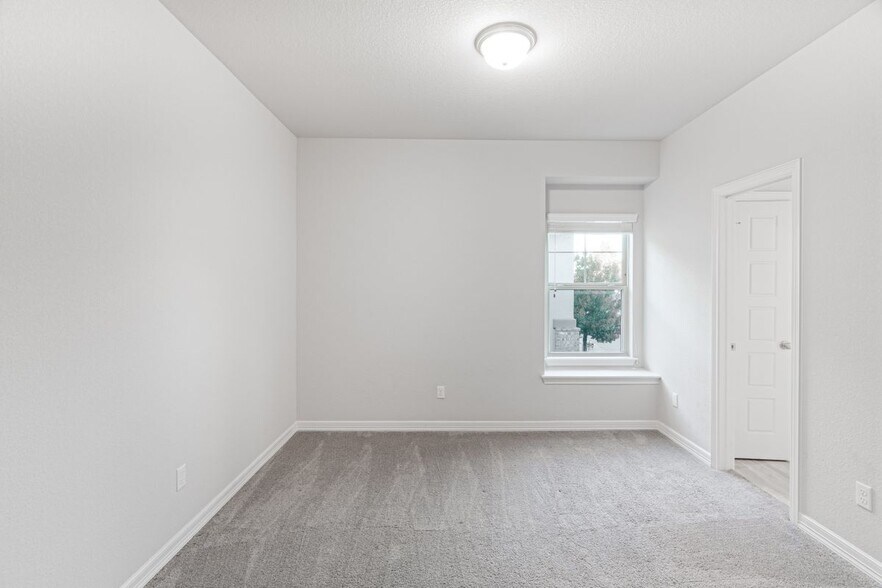 Building Photo - 2212 Dillon Pond Ln