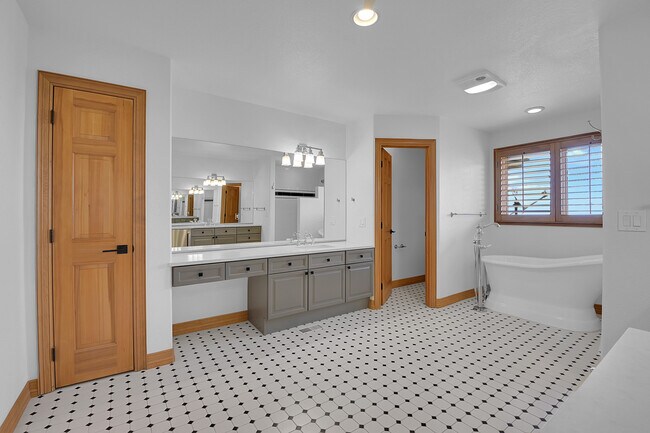 Building Photo - 556 Ridgeside Dr